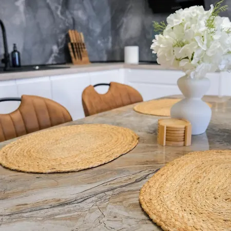 Modern 2-room Apartment, Free Underground Parking Apartman *