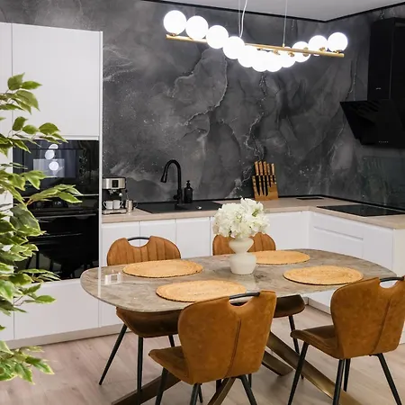 Modern 2-room Apartment, Free Underground Parking