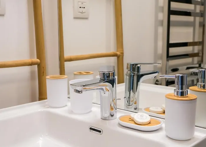 Modern 2-room Apartment, Free Underground Parking *