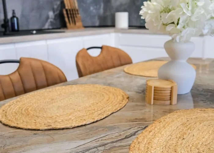 Modern 2-room Apartment, Free Underground Parking Apartment *