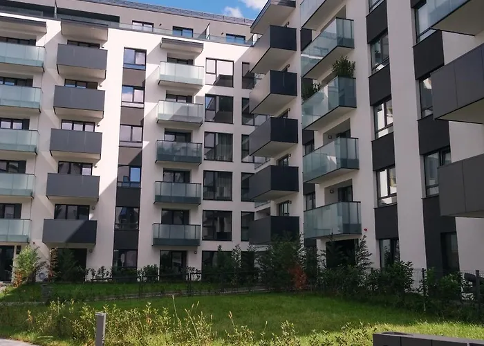 Modern 2-room Apartment, Free Underground Parking 아파트 *